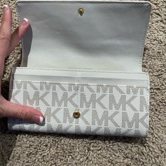 Michael Kors Wallet - Picture 3 of 7